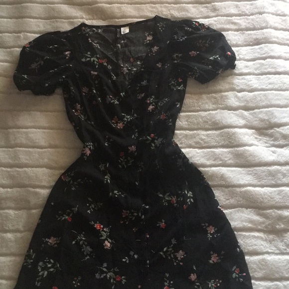 H&M Dresses & Skirts - H&M black floral dress